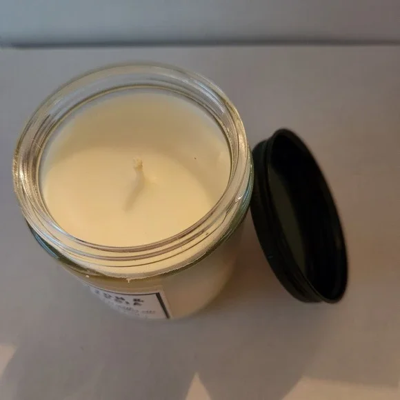 White Barn Candles 7 Oz Cotton‎ And Freesia, Fresh Cut Flowers - Picture 4 of 7